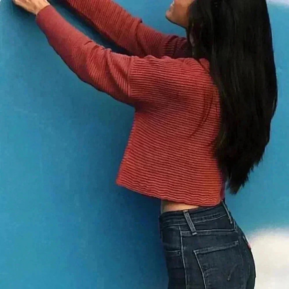 Causal Crop Top - Picture 2 of 4